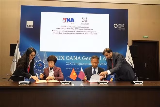Ceremonia de firma del Memorando de Entendimiento sobre cooperación e intercambio entre la VNA y la QNA. (Foto: VNA)