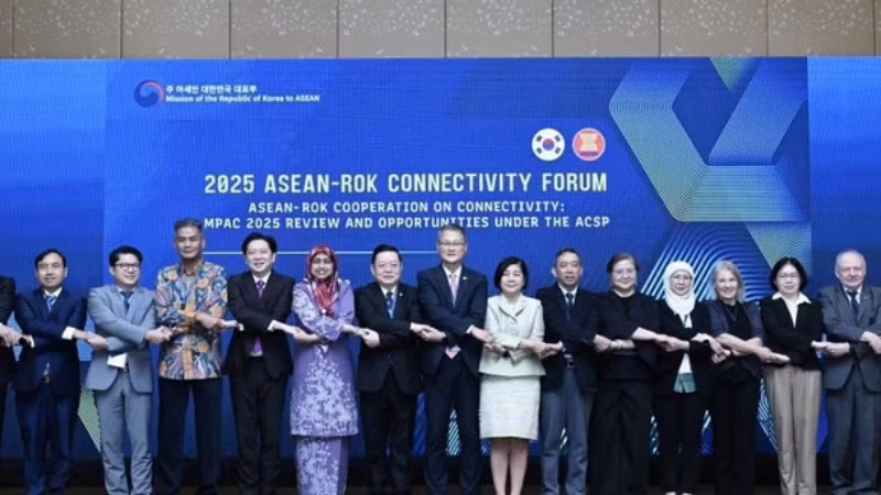 Embajadores de las delegaciones de la Asean y ponentes en el Foro. (Foto: VNA)