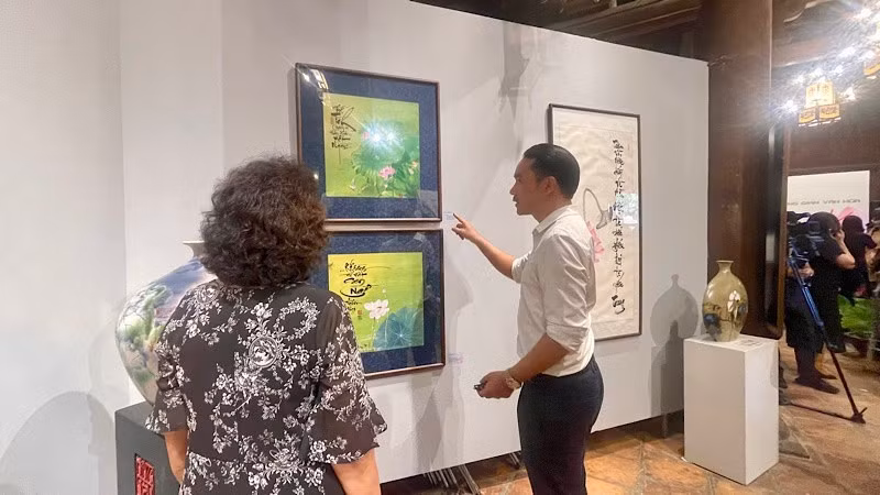 Visitantes en la exposición.