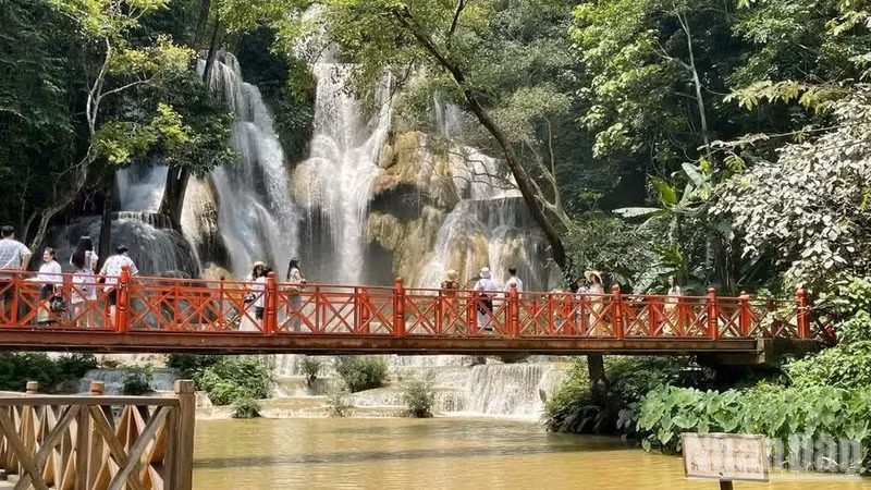 Turistas visitan la cascada de Kuang Si, uno de los destinos más emblemáticos de la provincia laosiana de Luang Prabang. (Foto: Le Duy Toan)