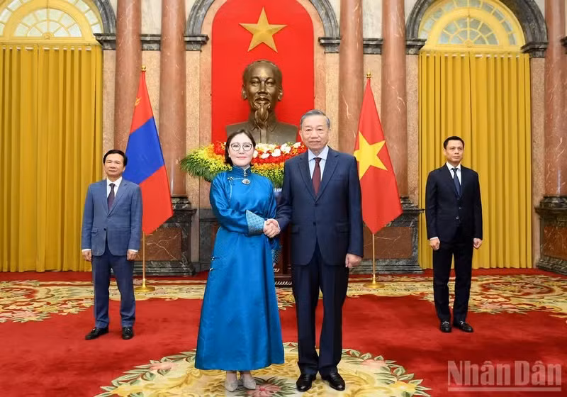 El secretario general del Partido Comunista y presidente de Vietnam, To Lam, recibe a la embajadora de Mongolia en el país, Ganbaatar Hulan. (Foto: Nhan Dan)