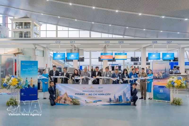 Representantes de Vietnam Airlines, de la Autoridad de Turismo de Tailandia y otras entidades pertinentes, realizan la ceremonia de inauguración de la ruta de vuelo directo entre Ciudad Ho Chi Minh y Phuket. (Foto: VNA)