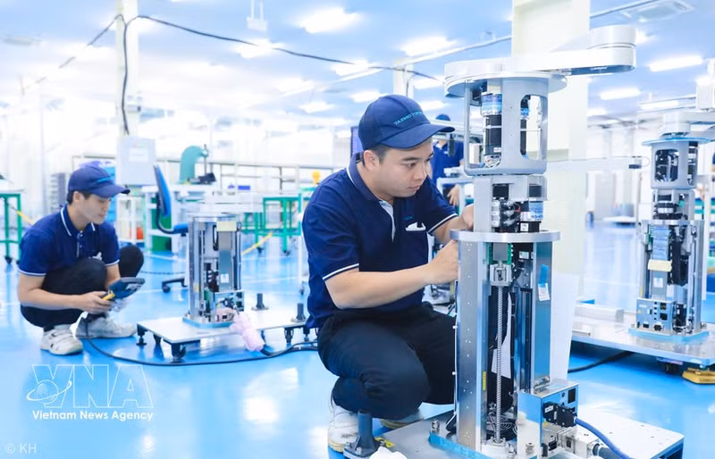 TAZMO Vietnam (Parque Industrial Long Hau, Tay Ninh), con una inversión 100 por ciento japonesa, produce aproximadamente 70 mil dispositivos al año, proporcionando empleo estable a más de 300 trabajadores locales. (Foto: VNA)