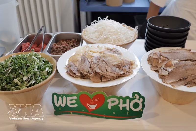 Tras recorrer más de cuatro mil kilómetros por Europa, el programa celebró su última parada en el restaurante Viet Pho, en la capital alemana. (Foto: VNA)