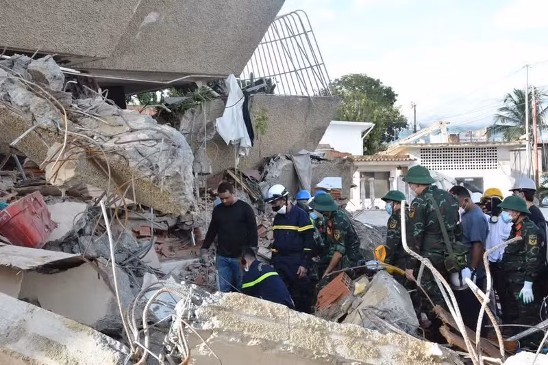 Rescatistas vietnamitas recuperan 11 cuerpos de víctimas de terremoto en Venezuela 