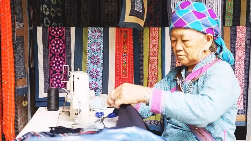 Elaboración de trajes tradicionales de brocado.