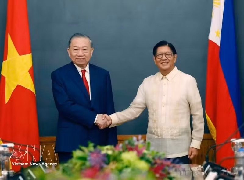 El secretario general del Partido Comunista y presidente de Vietnam, To Lam, y el presidente filipino Ferdinand Romualdez Marcos Jr. sostienen conversaciones en Manila el 1 de junio de 2026. (Foto: VNA)