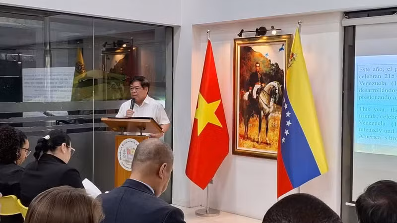 El profesor asociado y doctor Nguyen Viet Thao, presidente de la Asociación de Amistad Vietnam-Venezuela, expresa su confianza en la capacidad del pueblo venezolano para superar las dificultades y continuar desarrollando el país. (Foto: Khac Kien)