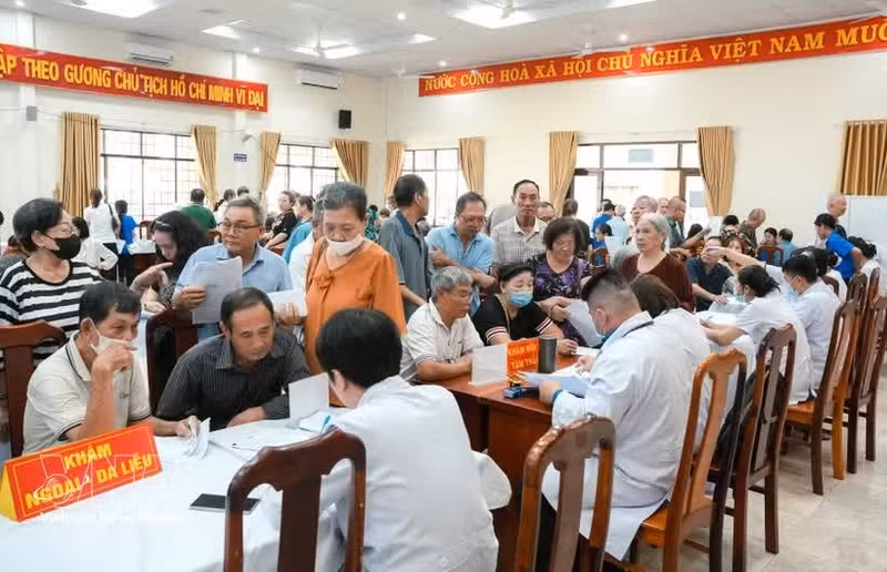Médicos del Hospital Thong Nhat de Ciudad Ho Chi Minh realizan chequeos médicos gratuitos para beneficiarios de políticas sociales, personas con méritos revolucionarios y sus familiares en el barrio de Vung Tau. (Foto: VNA)
