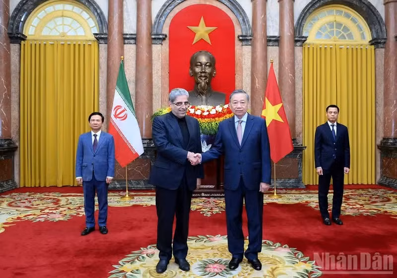 El secretario general del Partido Comunista y presidente de Vietnam, To Lam, recibe al embajador de Irán, en el país, Akbar Ghasemi Ali Abadi. (Foto: Nhan Dan)