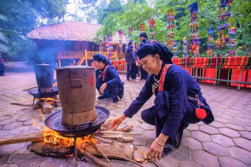 El producto turístico "Turismo cultural de la etnia Tay en la aldea Thai Hai" obtuvo la certificación nacional OCOP de cinco estrellas en enero de 2025. (Foto: VnEconomy)
