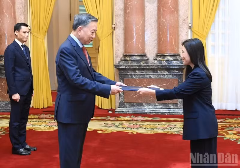 El secretario general del Partido Comunista y presidente de Vietnam, To Lam, recibe a la embajadora de Estados Unidos en el país, Jennifer Wicks. (Foto: Nhan Dan)