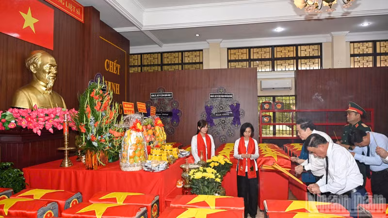 El presidente de la Asamblea Nacional de Vietnam, Tran Thanh Man, rinde homenaje a mártires. (Foto: Nhan Dan)