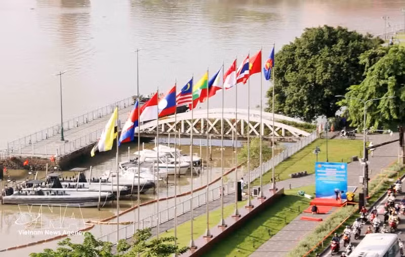 Banderas de la Asean se encuentran en el parque Bach Dang, barrio de Saigon, Ciudad Ho Chi Minh, con motivo del 58º aniversario de la fundación de la Asean (8 de agosto de 1967 - 8 de agosto de 2025). (Foto: VNA)