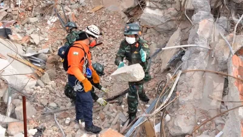 Rescatistas vietnamitas participan en las labores de búsqueda de víctimas del terremoto en Venezuela, el 3 de julio de 2026 (hora local). (Foto: Hoang Vu)