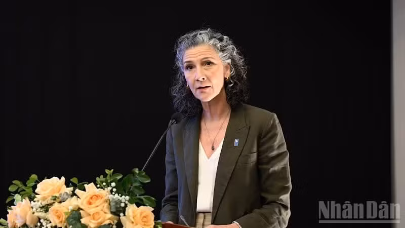 Ramla Khalidi, representante residente del PNUD en Vietnam, interviene en el seminario.