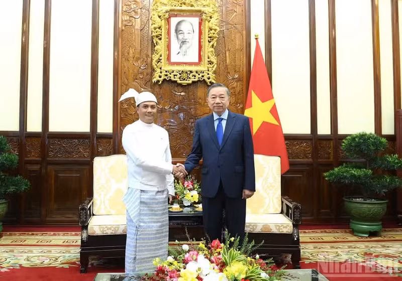 El secretario general del Partido Comunista y presidente de Vietnam, To Lam, recibe al embajador de Myanmar en el país, Wai Linn. (Foto: Nhan Dan)
