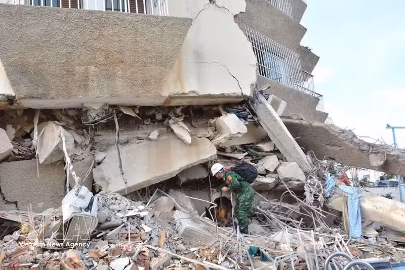 Los equipos de rescate están trabajando para encontrar a las personas que aún permanecen atrapadas entre los escombros. (Foto: VNA)