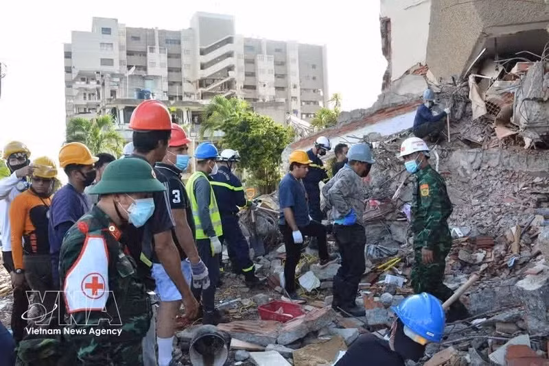 Los equipos de rescate están trabajando para encontrar a las personas que aún permanecen atrapadas entre los escombros. (Foto: VNA)