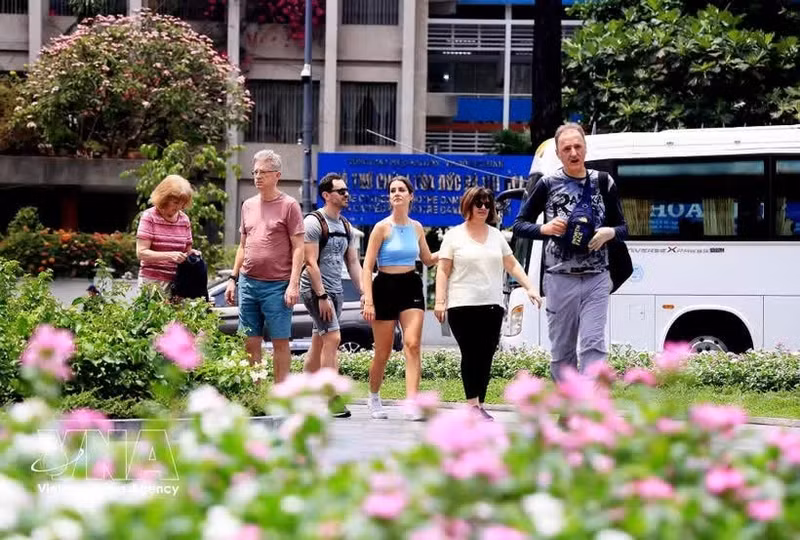 Turistas extranjeros en la zona céntrica de Ciudad Ho Chi Minh (Foto: VNA)