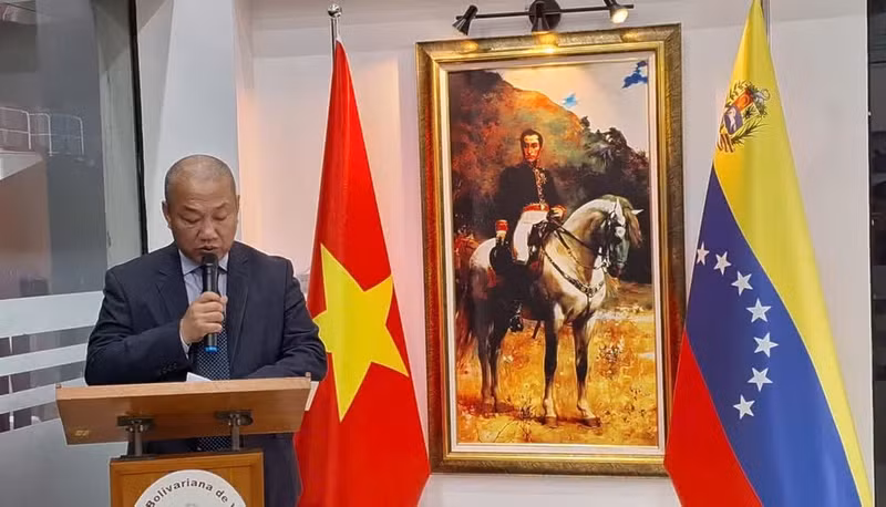 El subjefe del Departamento de las Américas, adscrito al Ministerio de Relaciones Exteriores y embajador designado de Vietnam en Venezuela, Vo Tuan Ngoc, intervino en la ceremonia conmemorativa. (Foto: Khac Kien).