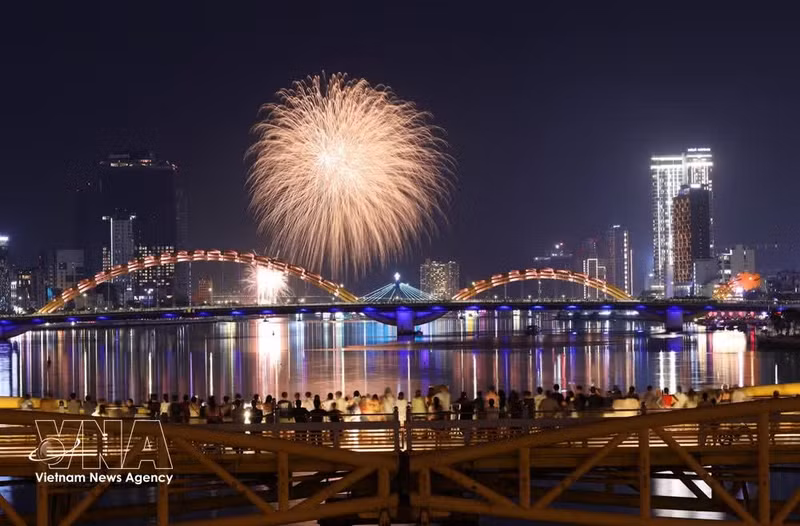 Un espectáculo en el Festival Internacional de Fuegos Artificiales de Da Nang 2026 (Foto: VNA)