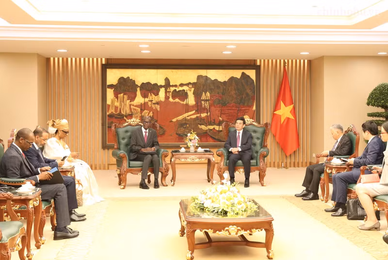 El viceprimer ministro y titular de Defensa de Vietnam, Phan Van Giang, recibe al ministro y secretario general del Gobierno de Mauritania, Moctar Al Housseynou Lam. (Foto: baoacinhphu.vn)