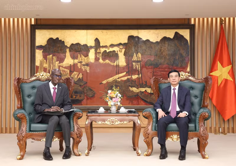 El viceprimer ministro y titular de Defensa de Vietnam, Phan Van Giang, recibe al ministro y secretario general del Gobierno de Mauritania, Moctar Al Housseynou Lam. (Foto: baoacinhphu.vn)