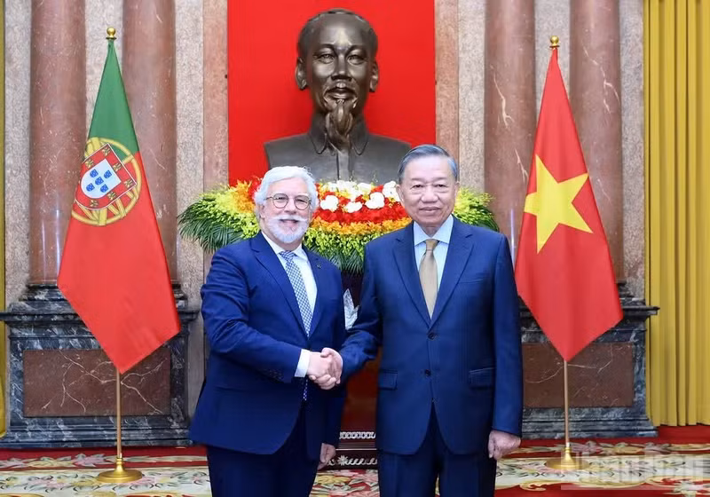 El secretario general del Partido Comunista y presidente de Vietnam, To Lam, recibe al embajador de Portugal en el país, Joaquim Alberto De Sousa Moreira De Lemos. (Foto: Nhan Dan)