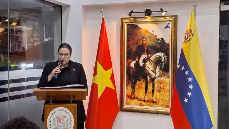 La encargada de negocios de Venezuela en Vietnam, Estela del Valle Quijada Suárez, agradece el oportuno apoyo del Partido, el Estado y el pueblo de Vietnam. (Foto: Khac Kien)