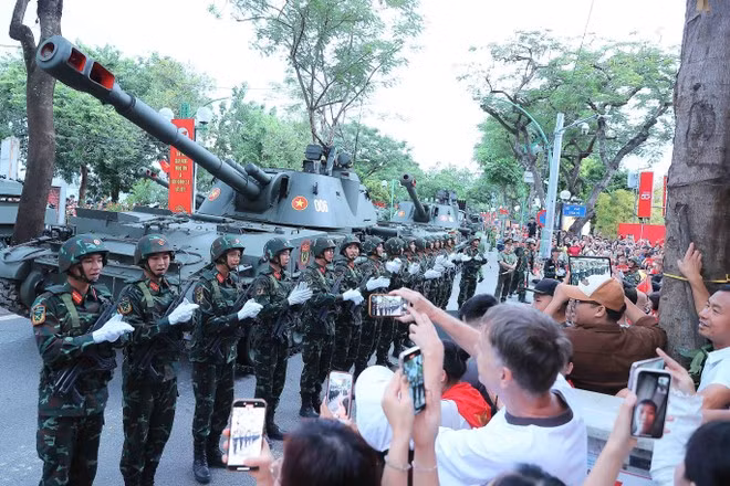 Los soldados interactúan con la gente antes del segundo ensayo general del desfile militar, el 25 de agosto de 2025. (Foto: VNA)