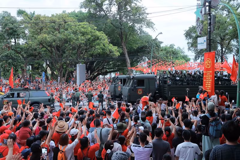 Los soldados interactúan con la gente antes del segundo ensayo general del desfile militar, el 25 de agosto de 2025. (Foto: VNA)