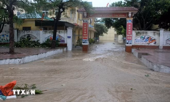 La escuela primaria Thu Thuy, en el barrio de Cua Lo se ve inundada. (Foto: VNA)
