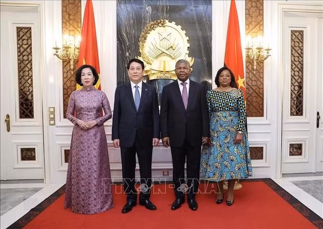 El presidente de Vietnam, Luong Cuong, y su homólogo angoleño, João Manuel Gonçalves Lourenço, junto con sus esposas (Foto: VNA)