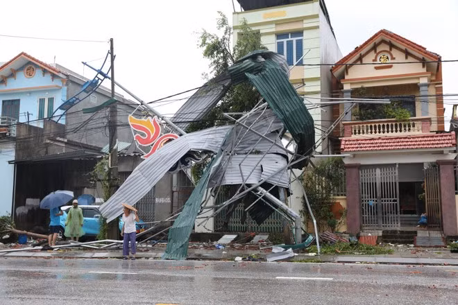 Un tornado causó daños personales y materiales en la comuna de Ly Thuong Kiet, provincia de Ninh Binh. (Foto: VNA)