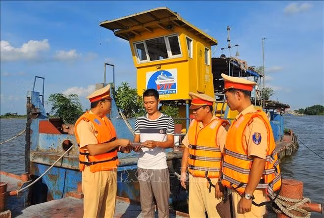 Oficiales difunden la ley a los propietarios de barcos. (Foto:VNA)