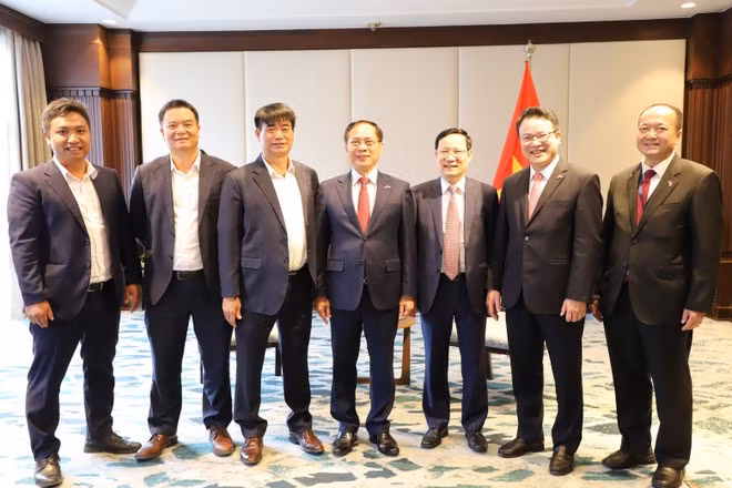 El viceprimer ministro y canciller de Vietnam, Bui Thanh Son, se reúne con la junta directiva de la empresa EuroPlas (Foto: VNA)