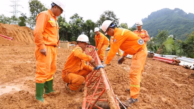 Las fuerzas y entidades se centran en apoyar la pronta finalización de la línea eléctrica de 500 kV Lao Cai-Vinh Yen. (Foto: EVN)