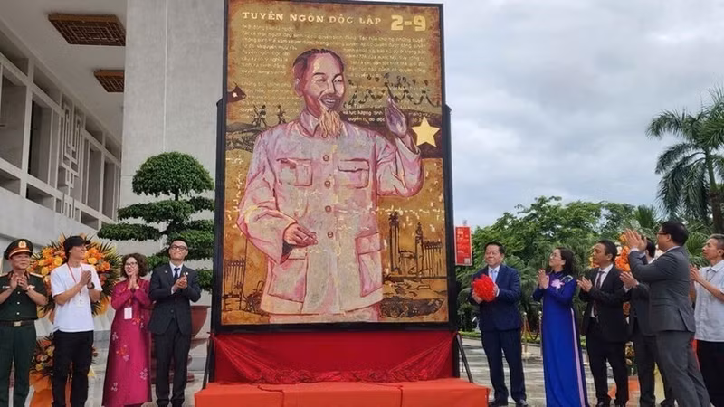 Una pintura lacada grande que retrata al Presidente Ho Chi Minh (Foto: VNA)