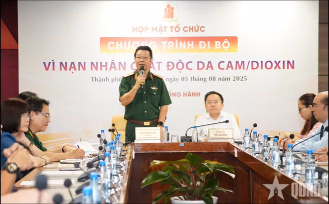 El profesor asociado, doctor Nguyen Hong Son, presidente de la Asociación de Víctimas del Agente Naranja/dioxina de Ciudad Ho Chi Minh, informa sobre el programa “Caminata solidaria por las víctimas del Agente Naranja”. (Foto: VNA)