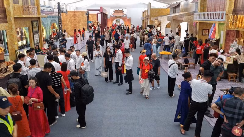 Numerosos ciudadanos visitan los espacios de exposición.