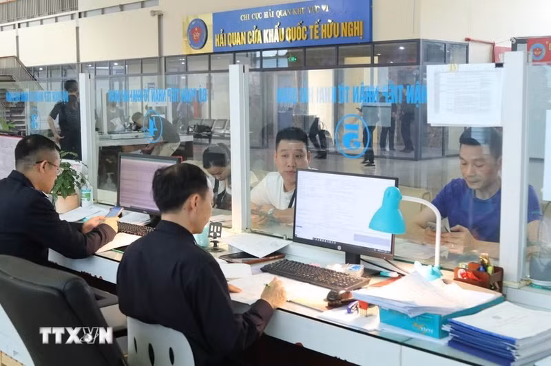 En una oficina de aduanas en el Puerto internacional de Huu Nghi en la provincia de Lang Son (Foto: VNA)