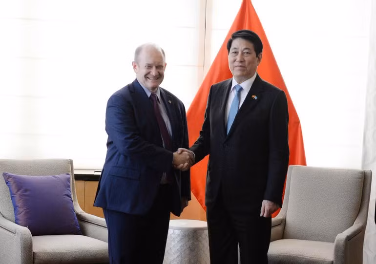 El presidente vietnamita, Luong Cuong, se reúne con el senador estadounidense Chris Coons.