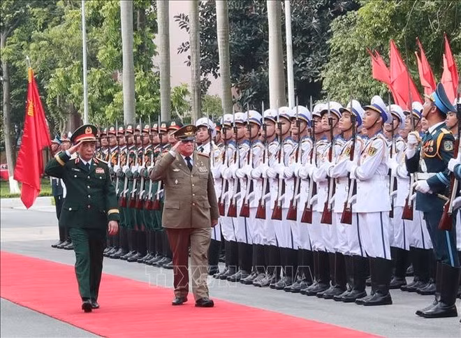 En el acto de bienvenida al general de cuerpo de ejército Álvaro López Miera, ministro de las Fuerzas Armadas Revolucionarias de Cuba. (Foto: VNA)