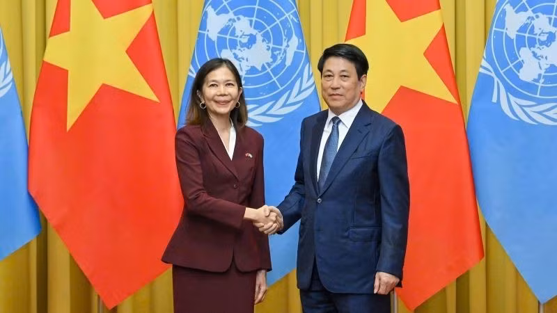 El presidente vietnamita, Luong Cuong, y Pauline Tamesis, coordinadora residente de la ONU en Hanói, en una reunión con los jefes de las agencias de la ONU de Vietnam el 18 de septiembre (Foto: Thuy Nguyen)