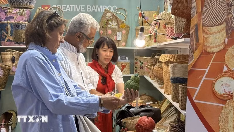 Los clientes conocen los productos en el stand de una empresa vietnamita. (Foto: VNA)