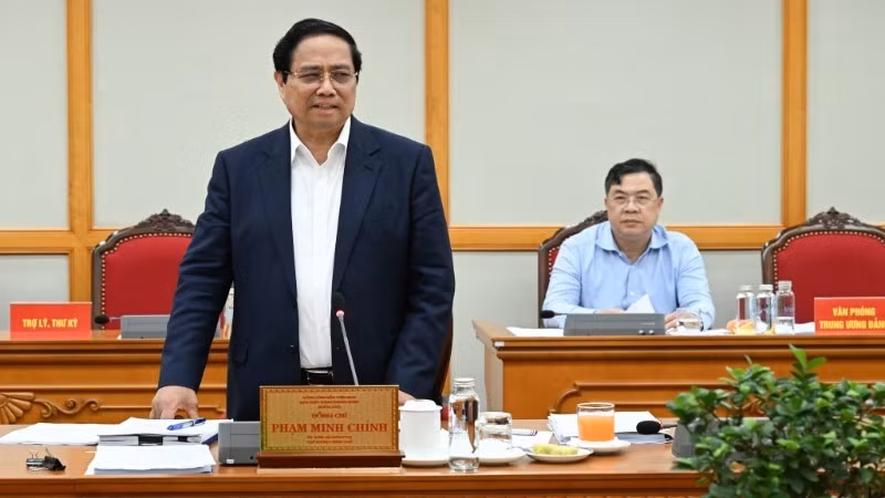 El primer ministro Pham Minh Chinh trabaja con el buró ejecutivo del Comité del Partido en la provincia de Lam Dong (Foto: Nhan Dan)