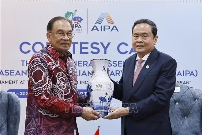 El presidente de la Asamblea Nacional de Vietnam, Tran Thanh Man, entrega un recuerdo al primer ministro de Malasia, Anwar Ibrahim. (Foto: VNA)