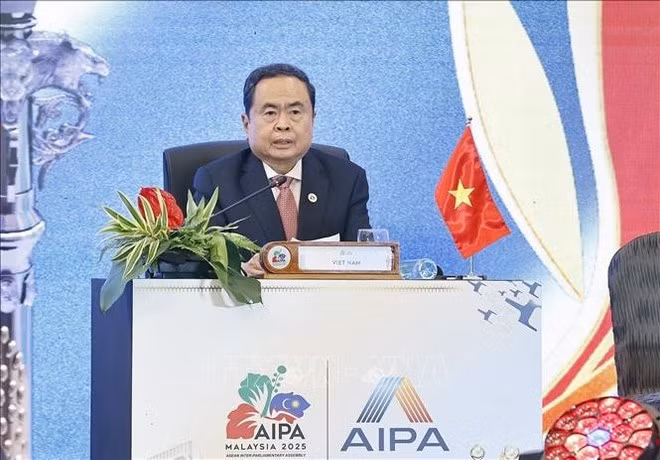 El presidente de la Asamblea Nacional de Vietnam, Tran Thanh Man, pronuncia un discurso en la Primera Sesión Plenaria de la AIPA-46 (Foto: VNA)