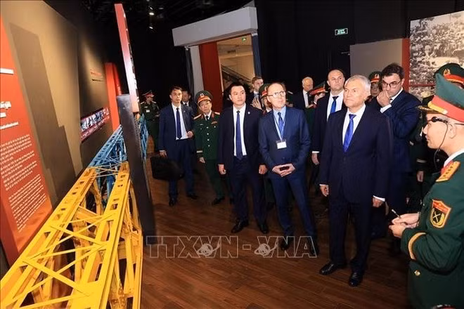 Un funcionario del Museo de Historia Militar de Vietnam presenta al presidente de la Duma Estatal de Rusia, Vyacheslav Volodin, y a los delegados, sobre objetos en exhibición. (Foto: VNA)
